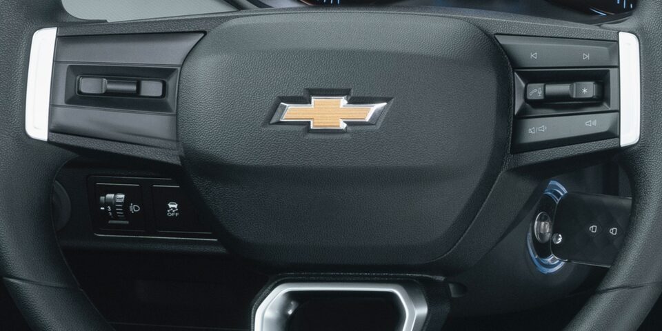 Nuevo Chevrolet Aveo Sedán 2025, con volante deportivo de 3 brazos con controles de audio