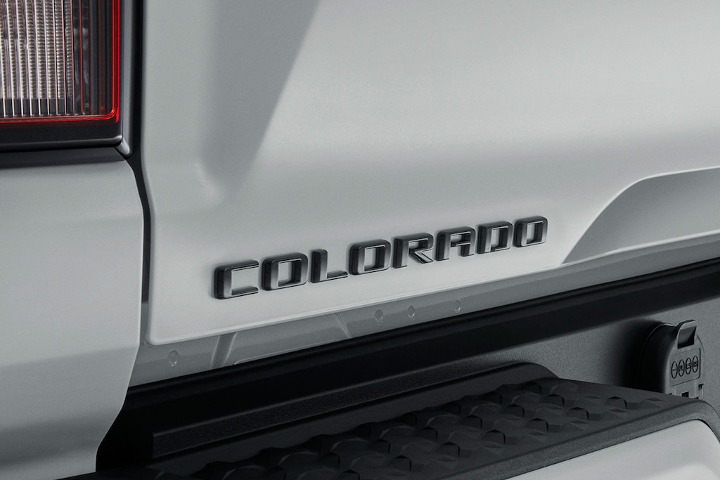 Emblema Colorado en negro para tu camioneta todoterreno Chevrolet 2024.